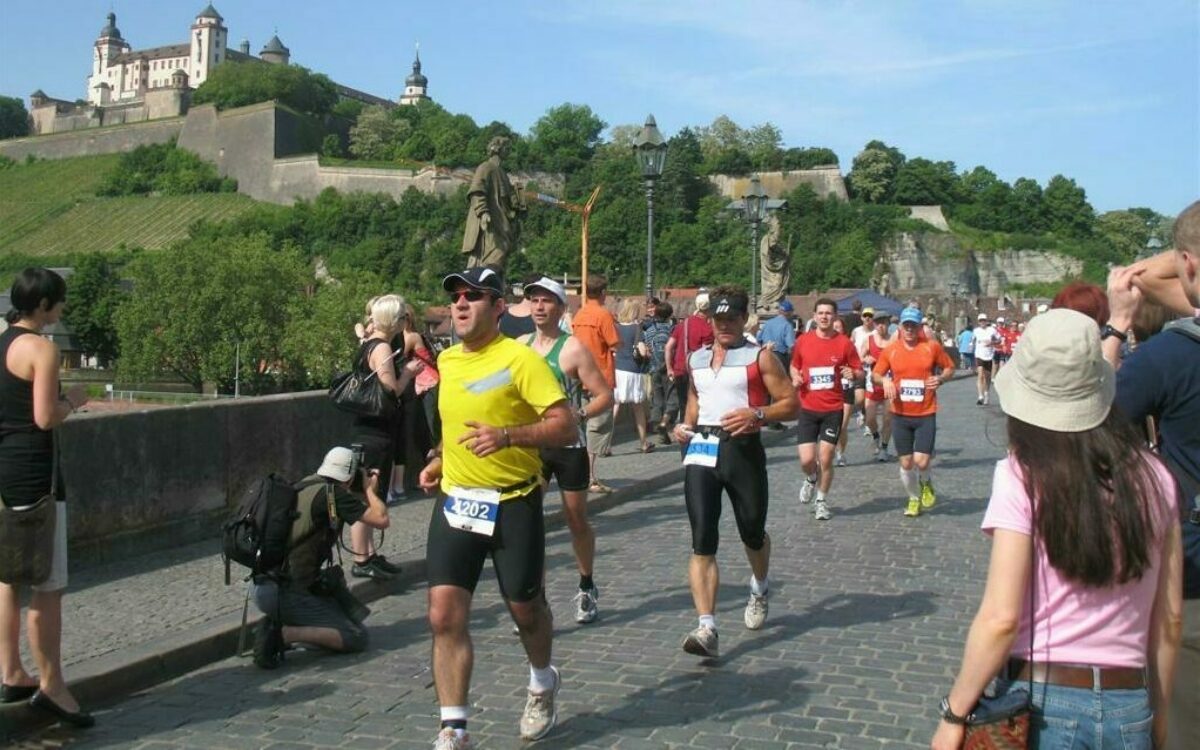 Marathon-Läufer auf der Alten Mainbrücke vor der Festung Marathon-Läufer auf der Alten Mainbrücke vor der Festung